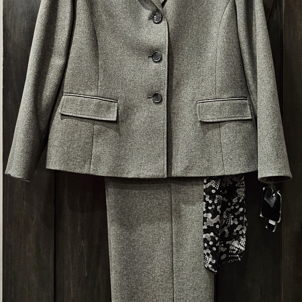 Gray LeSuit Women's Pant Suit with Scarf - Size 18 NWT